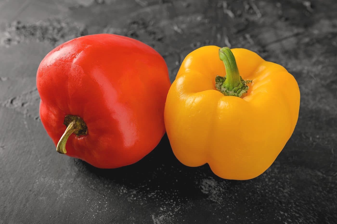 Poivron rouge et poivron jaune de format bloc, prise de vue en studio