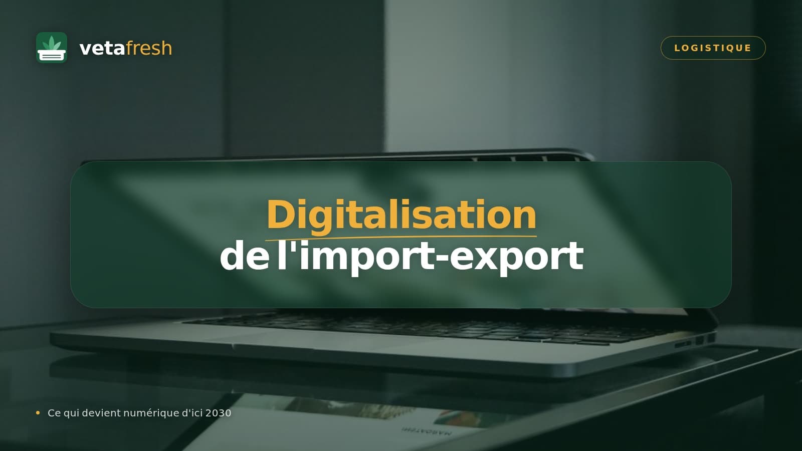 Ordinateur portable ouvert sur un bureau, affiche « Digitalisation de l'import-export »