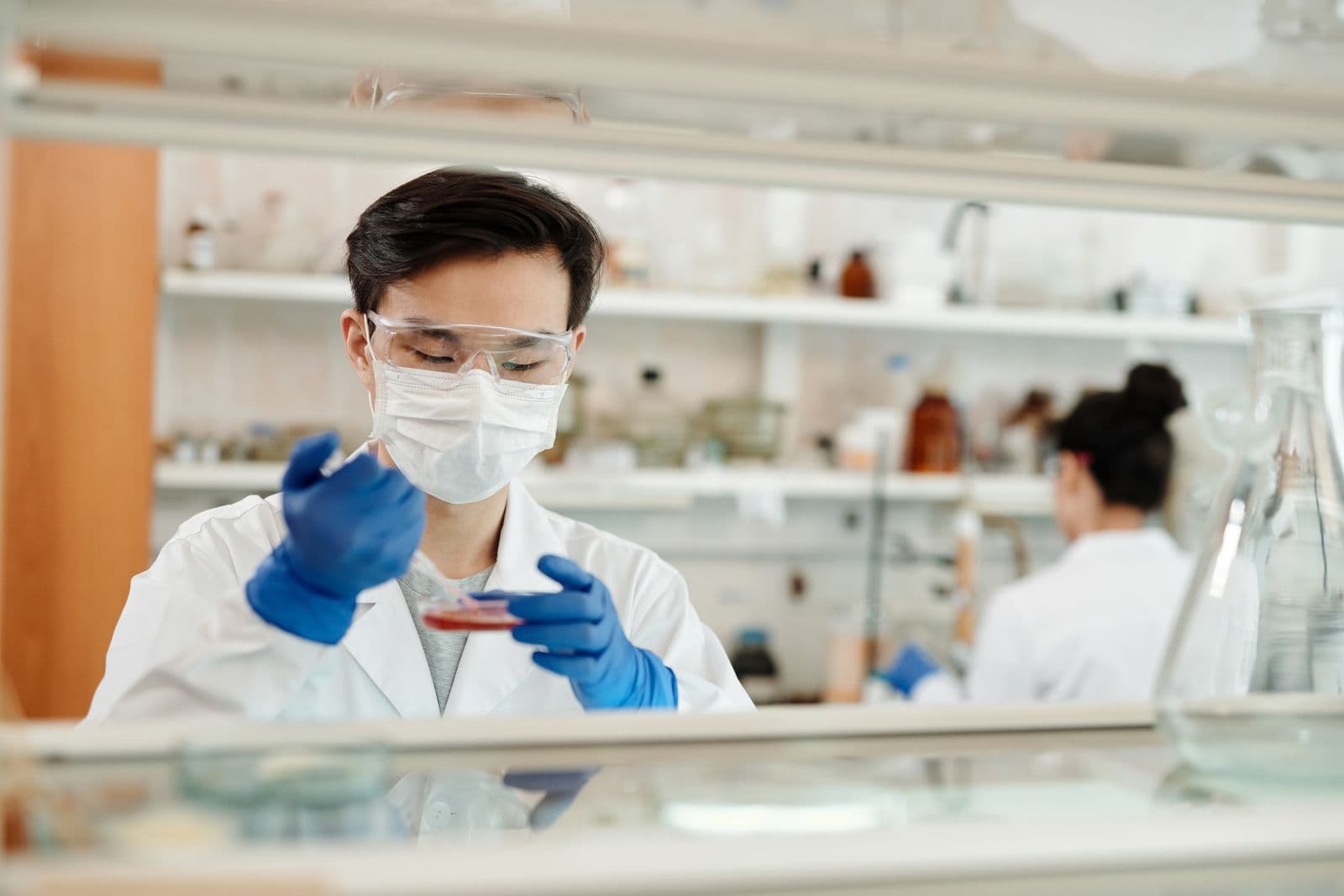 Technicien de laboratoire préparant un échantillon pour analyse