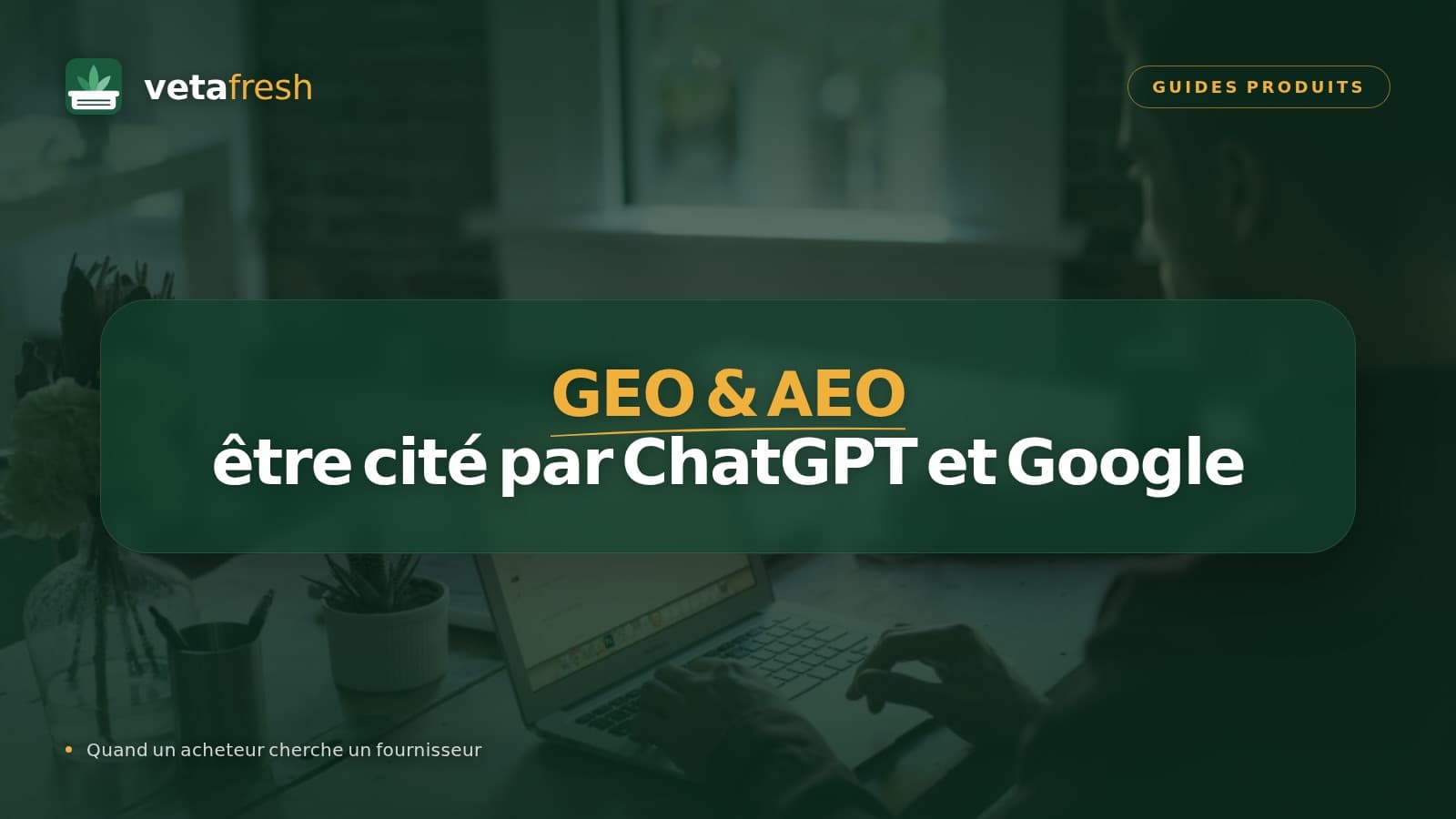 Personne consultant un site sur un ordinateur portable, affiche « GEO & AEO : être cité par ChatGPT et Google »