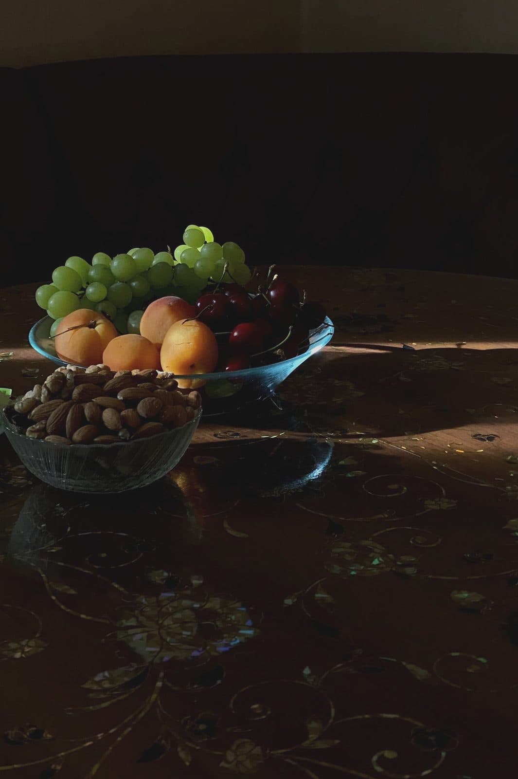 Coupelle d'amandes décortiquées présentée avec des fruits frais