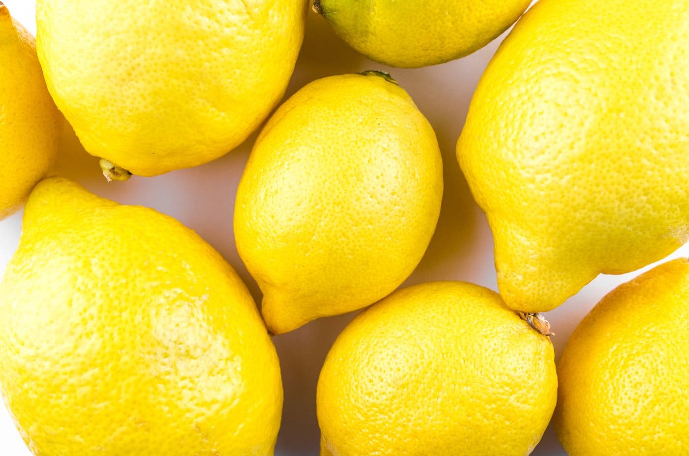 Citrons jaunes entiers en gros plan, sur fond clair